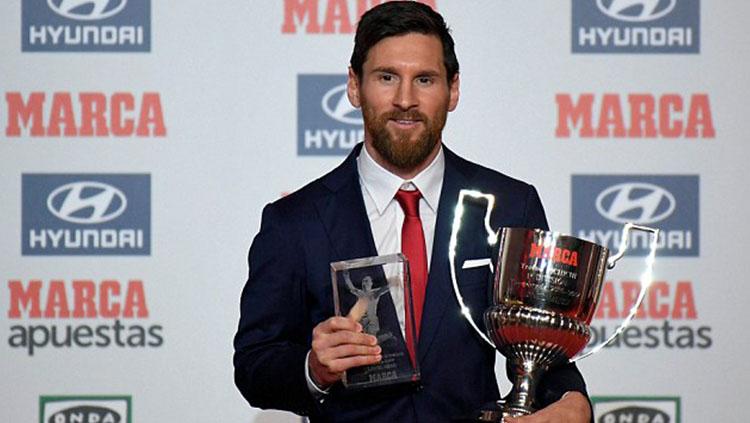 Lionel Messi saat menerima penghargaan El Pichichi dan Alfredo di Stefano Award. Copyright: Marca