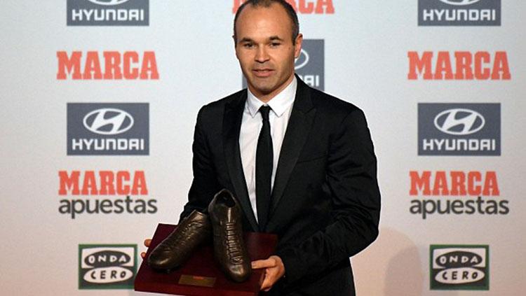 Andres Iniesta saat menerima penghargaan MVP. Copyright: Marca