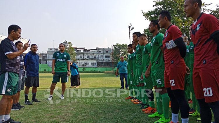Pelatih Djajang Nurjaman tengah memberikan instruksi kepada skuat PSMS Medan. Copyright: Indosport/Kesuma Ramadhan