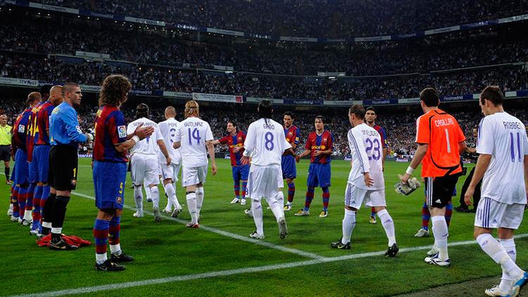 Para pemain Barcelona memberikan Guard of Honor kepada para pemain Real Madrid. Copyright: Internet