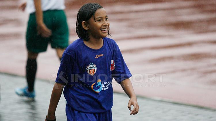 Anya Aurellia Putri anak dari pelatih Bali United, Widodo C Putro. Copyright: ZAinal Hasan/INDOSPORT