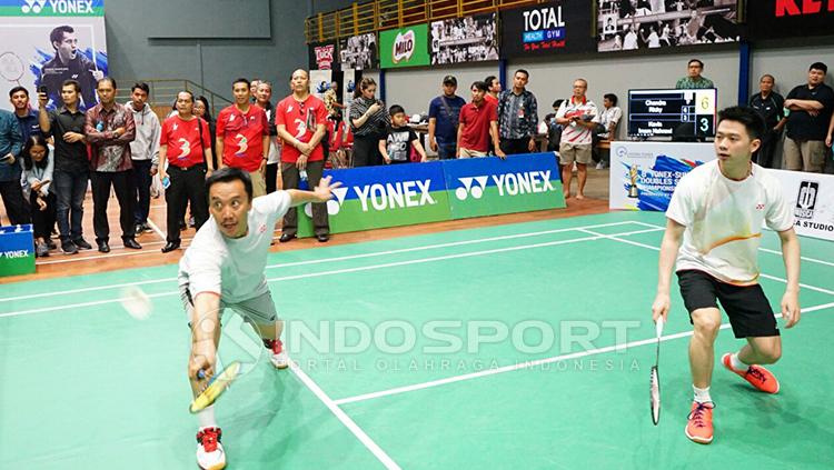 Menpora berkolaborasi dengan Kevin Sanjaya saat bermain bulutangkis di Tangerang. Copyright: Petrus Manus Da Yerimon/INDOSPORT