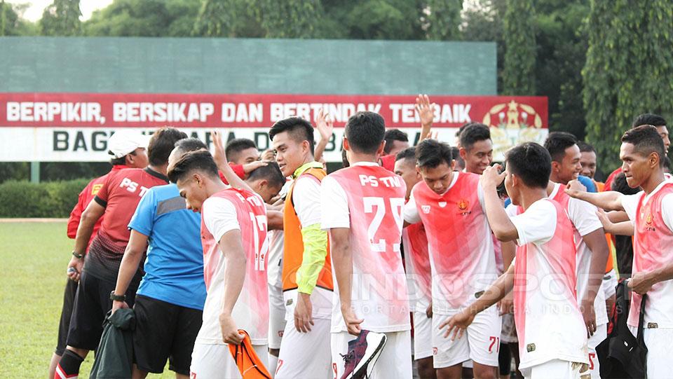 Para pemain PS TNI melakukan tos setelah melakukan latihan. Copyright: Wildan Hamdani/Indosport.com