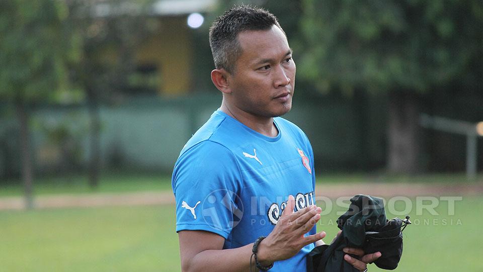 Pelatih Rudy Eka Priambada memberikan instruksi kepada pemain Copyright: Wildan Hamdani/Indosport.com