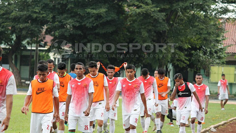Pemain PS TNI melakukan cooling down setelah berlatih