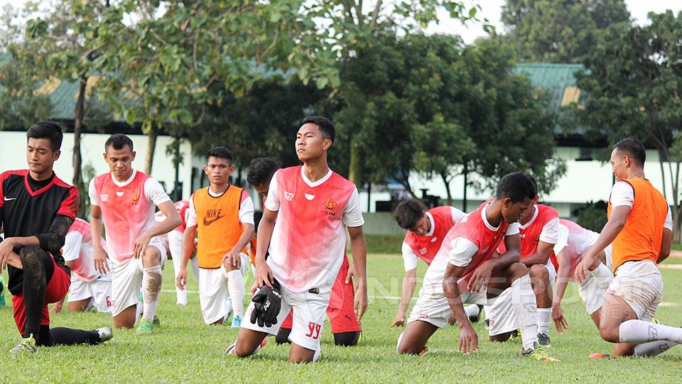 Pemain PS TNI melakukan cooling down setelah berlatih