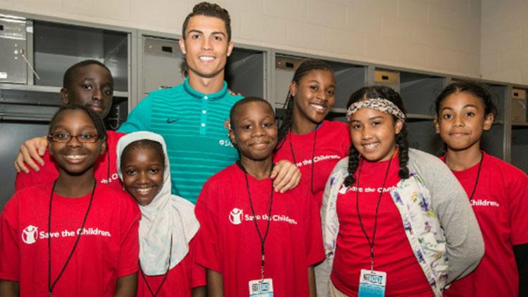 Cristiano Ronaldo bersama anak-anak dari Save the Children. Copyright: Internet