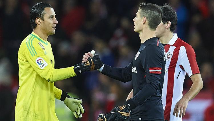 Kepa Arrizabalaga dan Keylor Navas bersalaman. Copyright: INDOSPORT