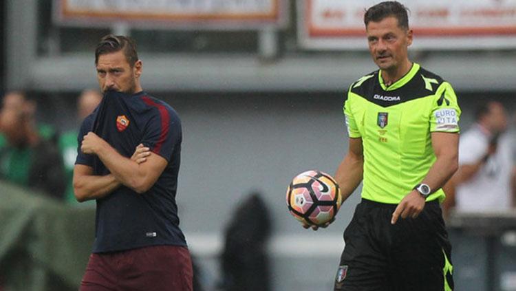 Francesco Totti dan Piero Giacomelli . Copyright: Internet