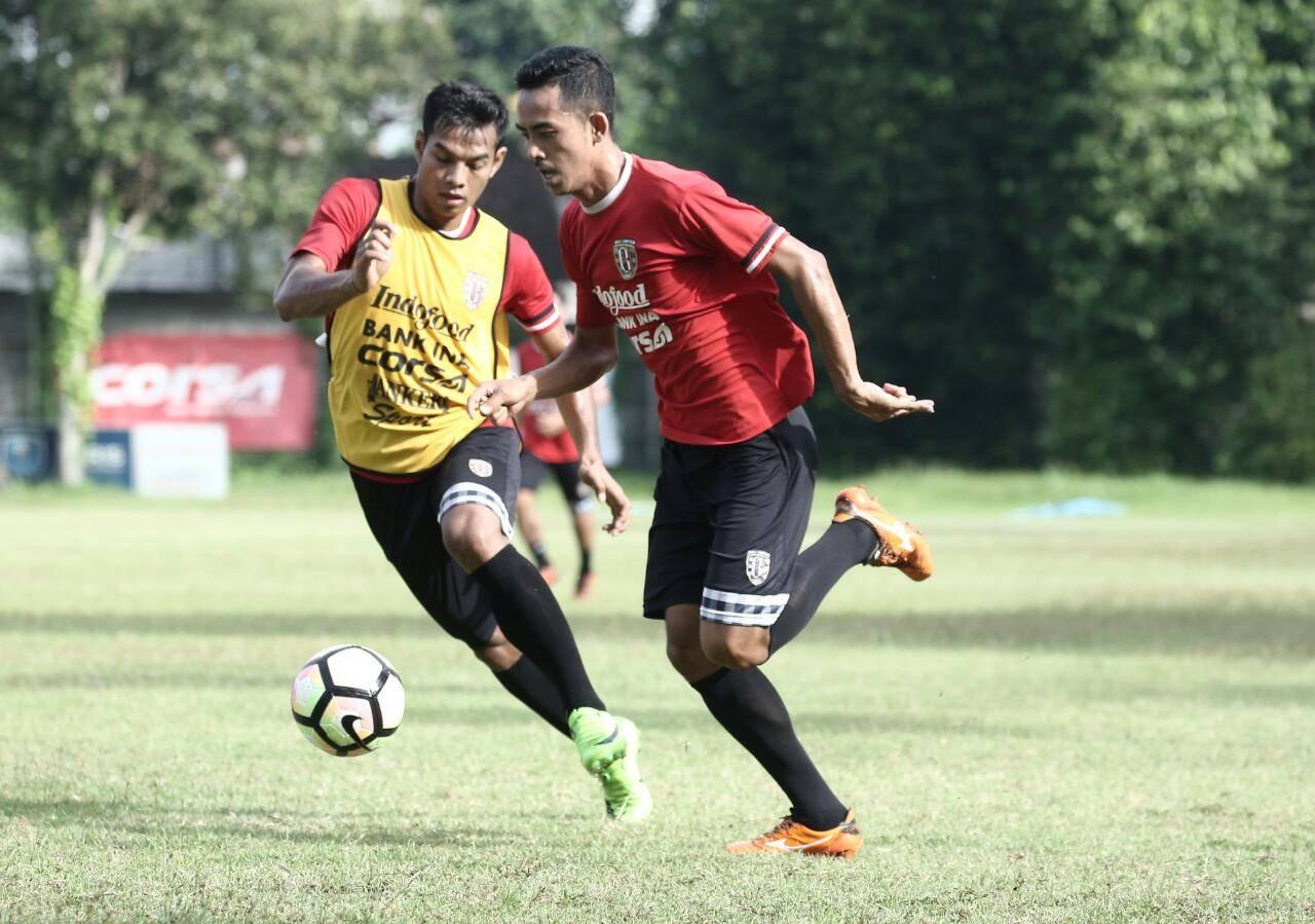 Taufik Hidayat berlatih bersama tim Bali United Copyright: Baliunited.com