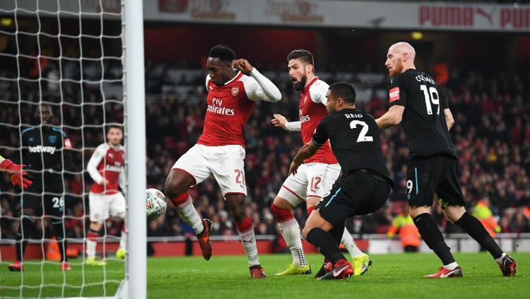 Aksi Welbeck saat mencetak gol pertama Arsenal vs West Ham Copyright: INDOSPORT