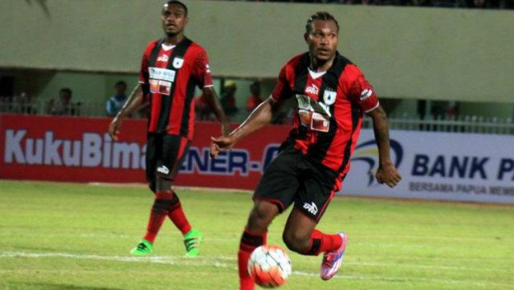 Nelson Alom, saat berseragam Persipura Jayapura. Copyright: Internet