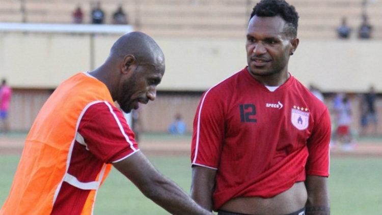 Nelson Alom (kanan) bersama Boaz Solossa (kiri) di sesi latihan Persipura. Copyright: Internet