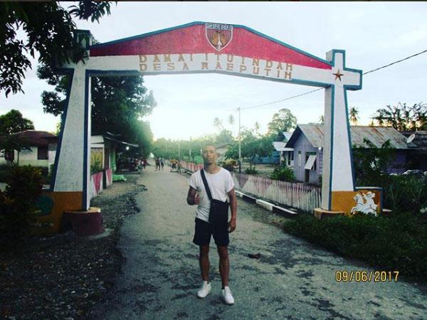 Gaston saat berada di kampung halamannya, Waeputi, Ambon Copyright: instagram
