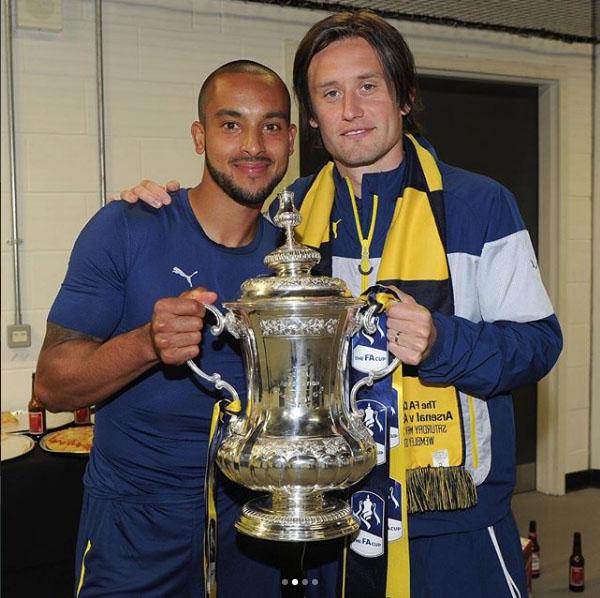 Theo Walcott dan Thomas Rosicky saat angkat Piala FA tahun 2014 lalu Copyright: instagram