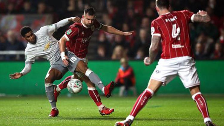 Marcus Rashford berusaha untuk merebut bola. Copyright: Getty Images