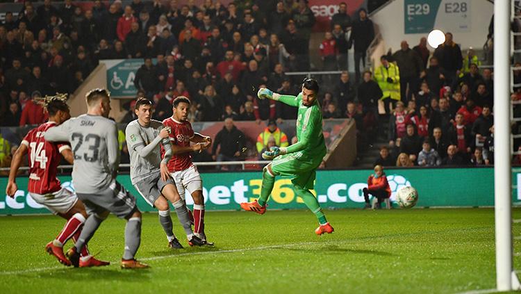 Momen gawang Man United di bobol pemain Bristol FC, Korey Smith.