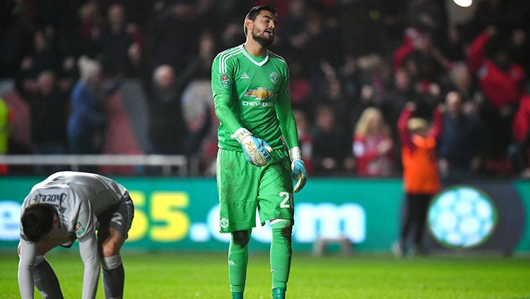 Victor Lindelof dan Sergio Romero menunjukan ekspresi wajahnya yang lesu kalah dari Bristol FC. Copyright: INDOSPORT