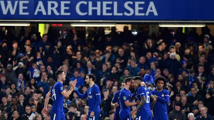 Para pemain Chelsea usai melakukan selebrasi gol yang diciptakan Willian. Copyright: INDOSPORT