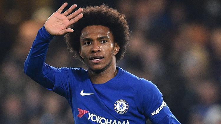 Willian melambaikan tangan setelah melakukan selebrasi dan cetak gol. Copyright: INDOSPORT