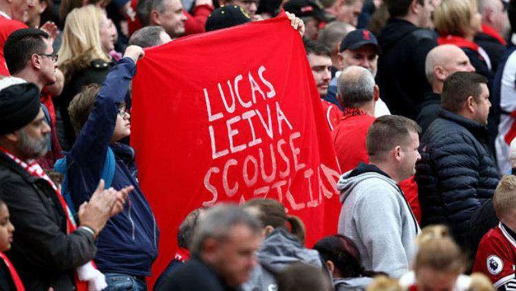 Seorang fans membentangkan banner untuk Lucas Leiva. Copyright: HITC