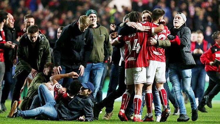 Selebrasi Fans Bristol City Copyright: dailymail.co.uk