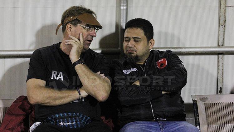 Munafri Arifuddin (kanan) dan Robert Rene Alberts tengah tengah berbincang.