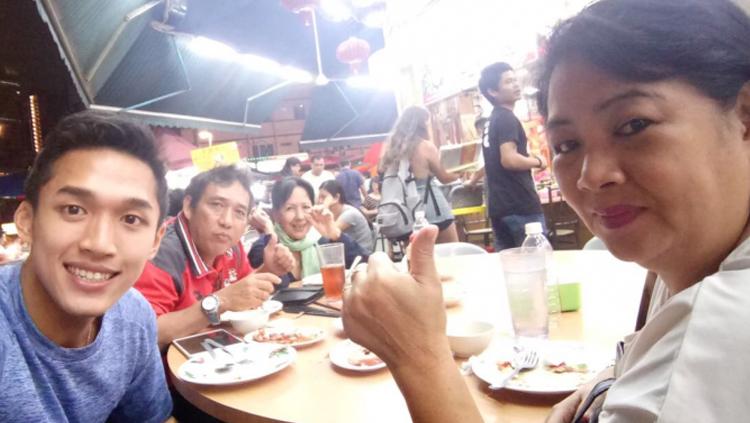 Jonatan Christie bersama ibu (kiri), ayah, dan nenek ketika menikmati makan malam di Kuala Lumpur, Malaysia pada Rabu (29/08/17).
