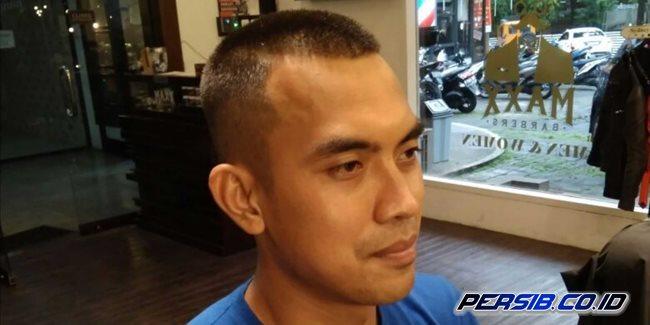 Imam Arief Fadillah bernazar memangkas tipis rambutnya Copyright: Persib.co.id