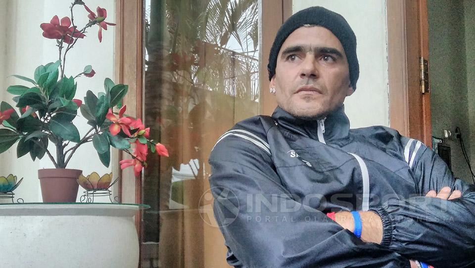 Cristian 'El Loco' Gonzales memilih tak melakukan selebrasi atas golnya, meski berperan penting dalam kemenangan Arema Cronus atas Persib Bandung 1-0.