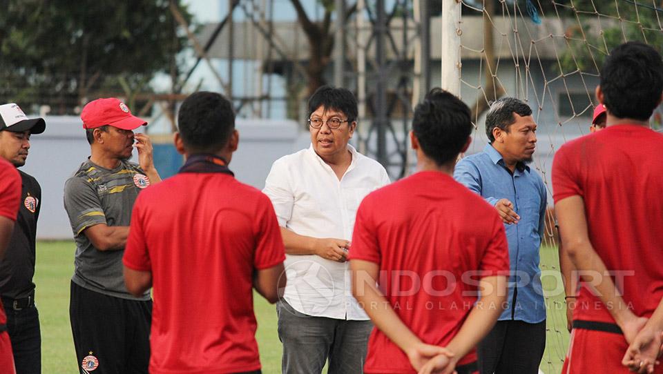 Gede Widiade Memberika Arahan Copyright: Wildan Hamdani/Indosport.com