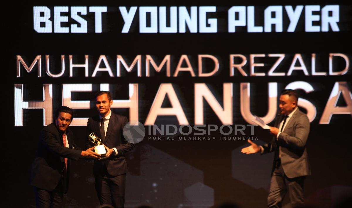 Rezaldi Hehanusa, penghargaan Pemain Muda Terbaik Liga 1 2017 Copyright: Herry Ibrahim/INDOSPORT