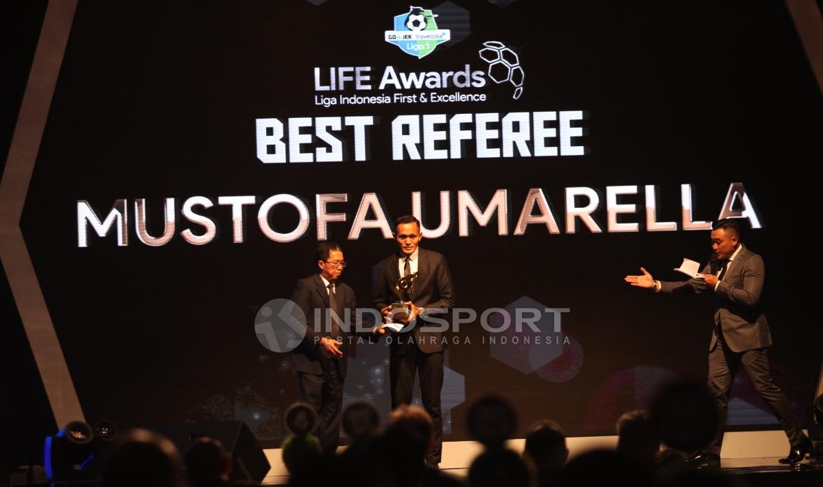 Mustofa Umarella, Penghargaan Best Referee Liga 1 2017 Copyright: Herry Ibrahim/INDOSPORT