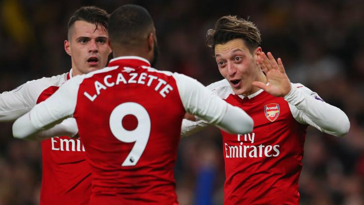 Ozil selebrasi usai mencetak gol ke gawang Liverpool. Copyright: INDOSPORT