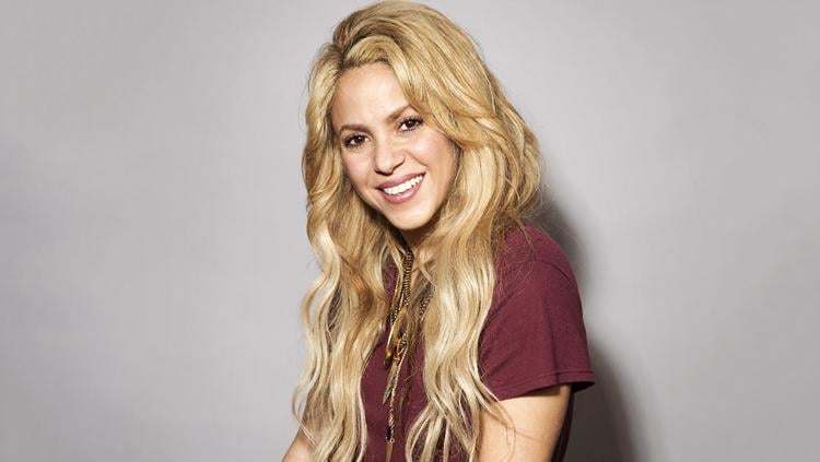 Penyanyi latin kenamaan, Shakira, dikabarkan mengencani pembalap legendaris Formula 1, Lewis Hamilton. - INDOSPORT