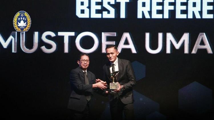 Joko Driyono saat memeberikan penghargaan kepada Mustofa Umarella sebagai pelatih terbaik Liga 1 2017. Copyright: PSSI