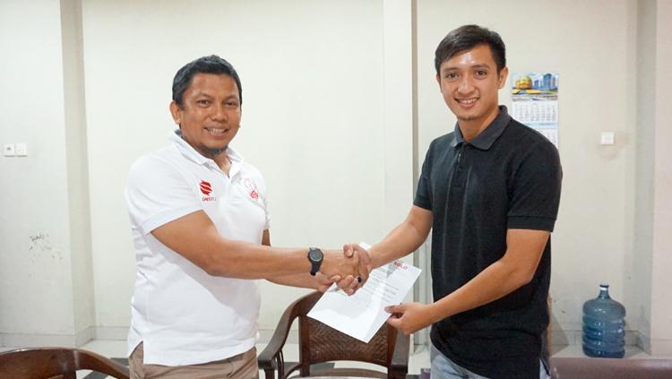 Chandra Waskito dan wakil CEO Dedi M Lawe berjabat tangan setelah proses negosiasi di kantor Persis Solo daerah Pasarkliwon, Solo, Jumat (22/12/2017). Copyright: Persissolo