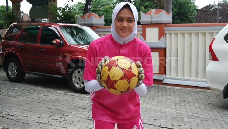 Syifa Khaerunisa, penjaga gawang Sikiwangi FC. Copyright: Zainal Hasan/INDOSPORT