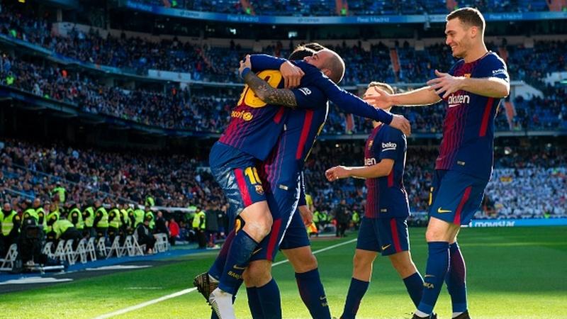 Skuat Barcelona merayakan kemenangan mereka atas Real Madrid. Copyright: INDOSPORT