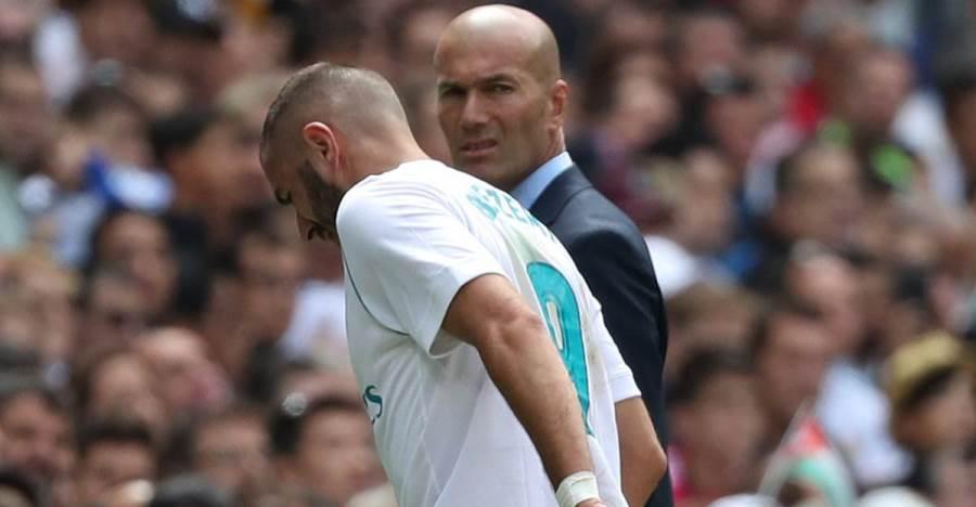Zinedine Zidane saat menarik keluar Benzema. Copyright: Internet