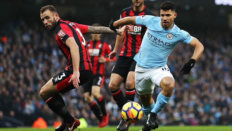 Sergio Aguero berusaha merebut bol di laga melawan Bournemouth. Copyright: INDOSPORT