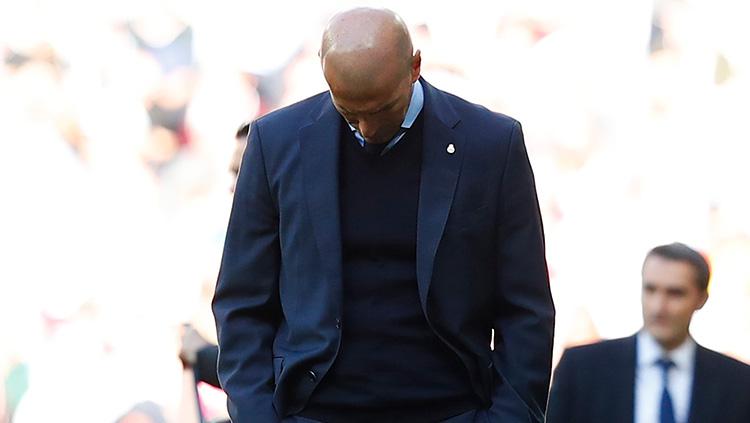 Zinedine Zidane tertunduk usai timnya kalah dari Barcelona. Copyright: INDOSPORT