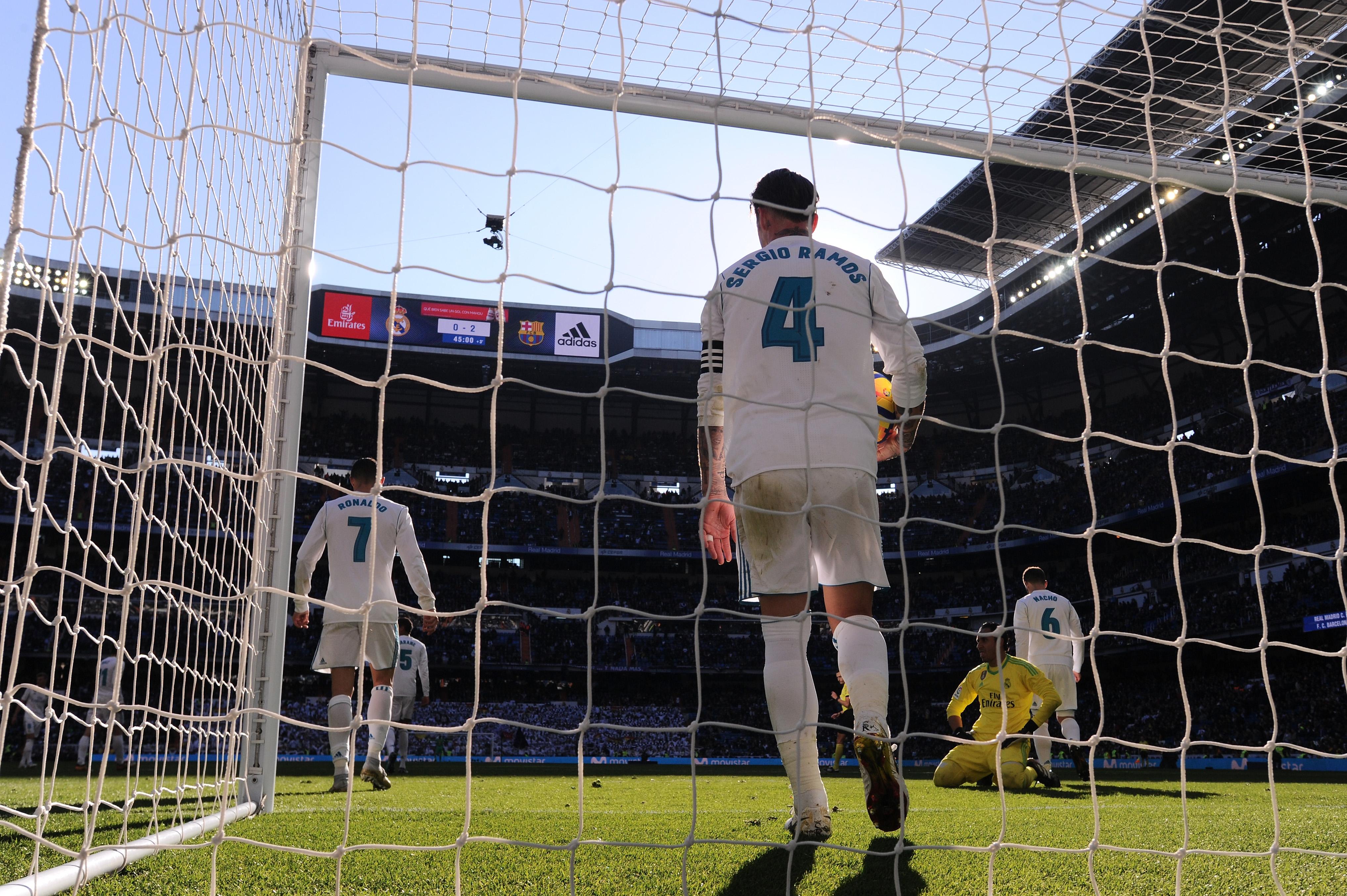 Para pemain Real Madrid tertunduk lesu usai gawangnya dibobol di laga El Clasico. Copyright: INDOSPORT