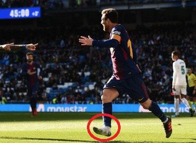 Sepatu kanan Lionel Messi terlepas. Copyright: Internet