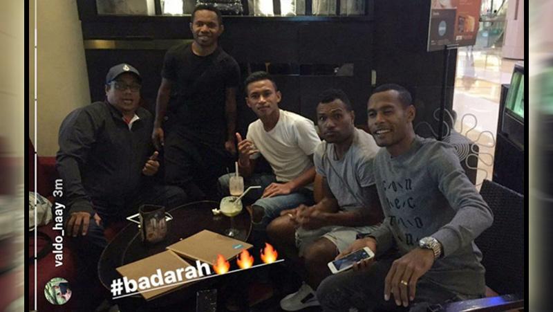 Chairul Basalamah (kiri) terlihat bersama empat pemain Persipura. Copyright: snapgram Osvaldo Haay