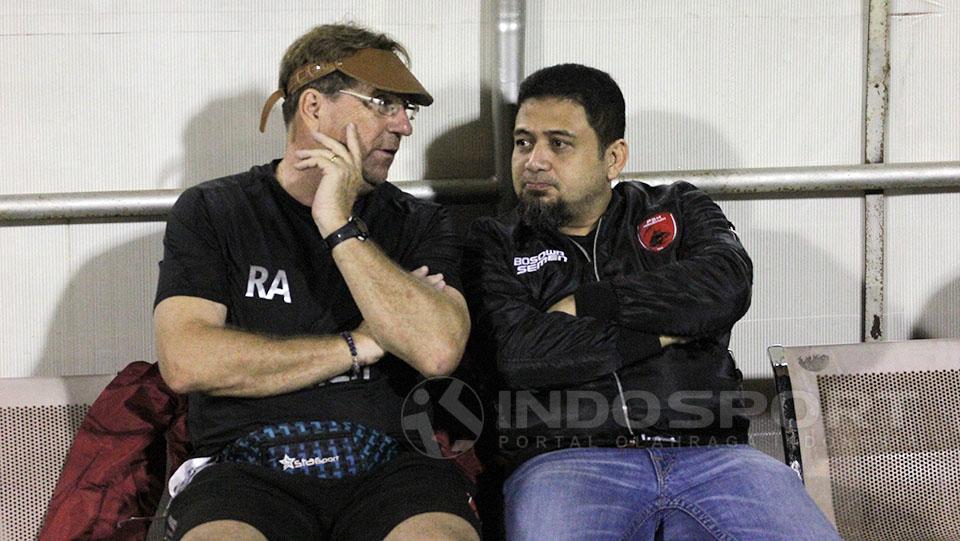 Pelatih PSM Makassar, Robert Alberts (kiri). Copyright: Reno Firhad Rinaldi/Indosport.com