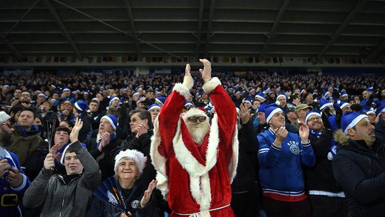 Suporter Leicester City menggunakan baju Sinterklaas. Copyright: Internet