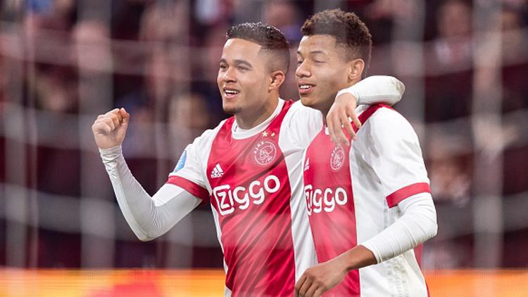 Justin Kluivert merayakan gol bersama temannya satu tim. Copyright: INDOSPORT