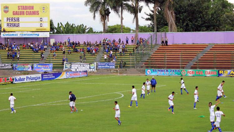 Skuat Persib Bandung saat melakukan pemanasan di Stadion Galuh, Kabupaten Ciamis. Copyright: simamaung.com