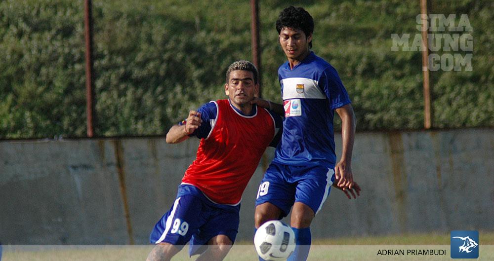 Cristian Gonzales dan Abdulrahman saat berlatih bersama Persib di Stadion Bima Cirebon Copyright: Simamaung.com